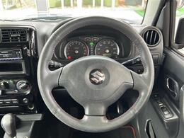 こちらはハンドルの写真です。中古車なので、若干の使用感はありますが、破損、不具合等はありません。弊社はユーザー様から買取した車両を、一台一台チェックして問題のない車両を掲載しております。ご安心ください