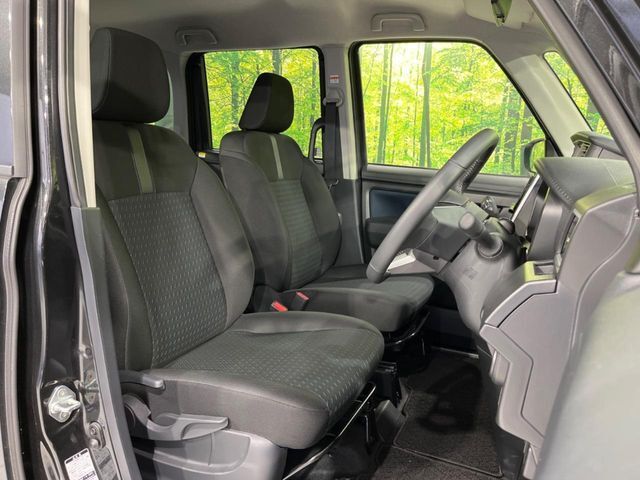 運転席シート廻りは使用感も少なく、良好な状態となっています。前オーナー様が丁寧に使っていたことがよくわかりますね。