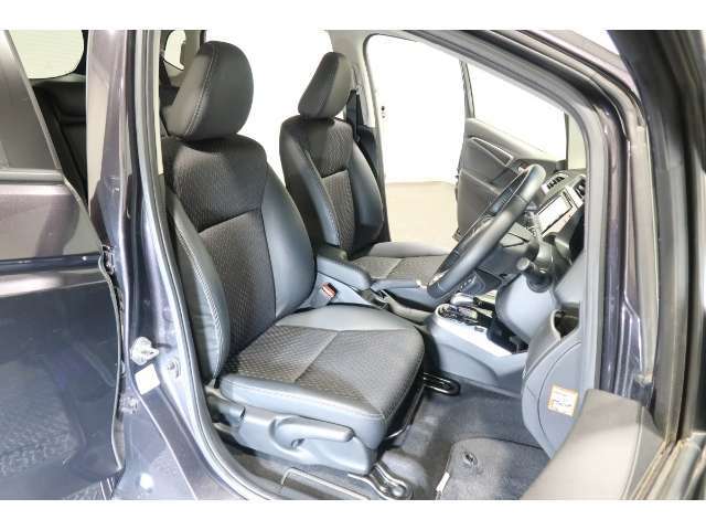 すわり心地の良い運転席・助手席です。長時間のドライブの疲れ軽減に貢献します。どうぞ快適なドライブを♪