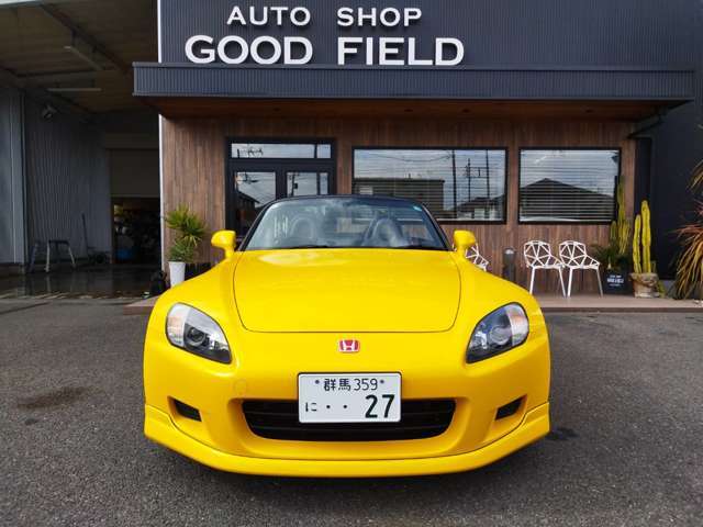 1999年式のS2000が入庫しました。コンパクトな割りにワイドな迫力あるマスクです。