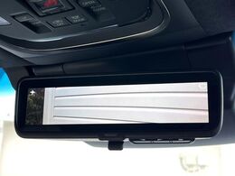 【デジタルインナーミラー】後席の大きな荷物や同乗者で後方が確認しづらい時でも安心！カメラが撮影した車両後方の映像をルームミラー内に表示。クリアな視界で状況の確認が可能です！