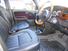 純正 黒革調シートで高級感たっぷり優雅にドライブをお楽しみいただけます♪座り心地もバッチリです☆そそれに、汚れが目立ちにくく、永く質感を与えてくれます！！