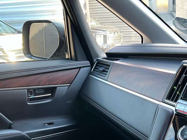 インパネ全体の写真です。ウッド調の架飾パネルがおしゃれです。助手席にもシートヒーターが搭載されており、快適に乗車いただけます。