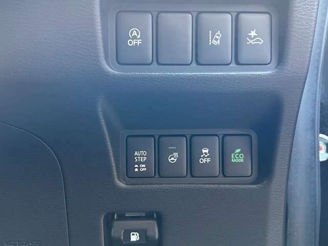 運転席周辺には各種操作スイッチが分かりやすく配置されております。ドア、バックゲートの開閉、レーンキープアシストなどセイフティ機能、電子制御機能など、状況に応じてワンタッチで変更可能です。