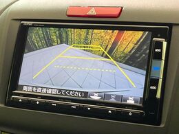 【バックカメラ】駐車時に後方がリアルタイム映像で確認できます。大型商業施設や立体駐車場での駐車時や、夜間のバック時に大活躍！運転スキルに関わらず、今や必須となった装備のひとつです！