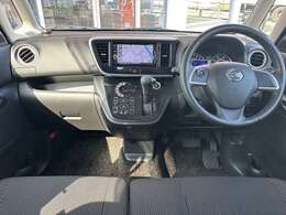 やっと見つけた希望の中古車。外観も気になりますが室内も気になります。そこで、車内の隅々まで丁寧にクリーニングして納車いたします。