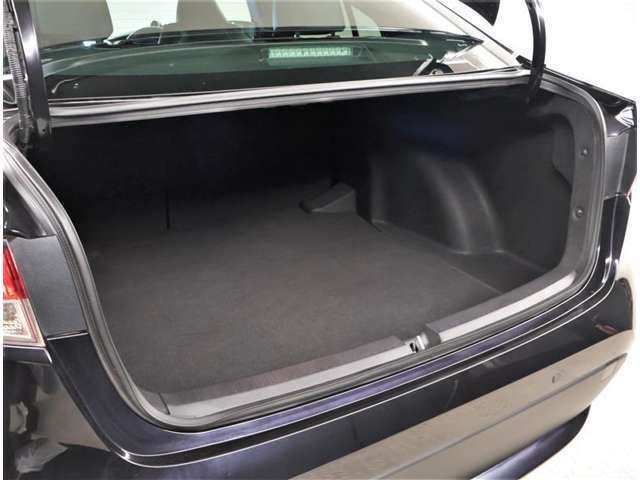 ★見た目よりとても広いトランクルーム　更にリヤシートを畳めば大きな荷物も楽々詰めます☆彡　是非一度ご覧ください！