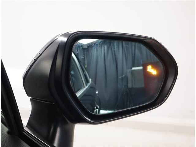 隣車線を走る車両をレーダーで検知し、ドアミラーでは確認しにくい後側方エリアに存在する車両に加え、急接近してくる車両も検知します。車両を検知するとドアミラーに搭載されたLEDインジケーターが点灯します。