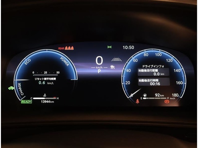 とっても見やすいメーターです。夜間時はラグジュアリーな気分にさせてくれる照明が魅力ですので、夜のドライブも楽しみになりますよ♪