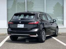 Emergency Service 365日24時間体制で、万一の故障などのトラブルに対応。応急処置のアドバイスのみならず、保証期間中は出張修理やレッカーなどの手配、さらにはお客様の代替交通手段やホテルの確保を行います。