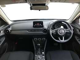 コックピットにある操作機器、情報などすべての要素をドライバー中心に左右対称に配置し、同時にそれらがドライバーに正対する造形とすることで、人とクルマの一体感を感じさせます。