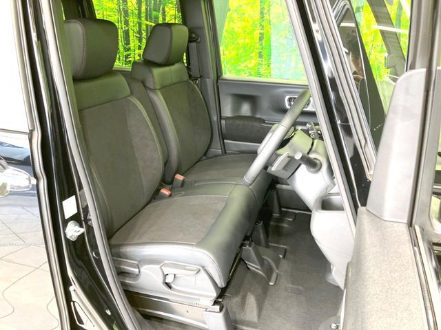 運転席まわりには十分なスペースがあり、大柄な方でもゆったり運転していただける環境です。