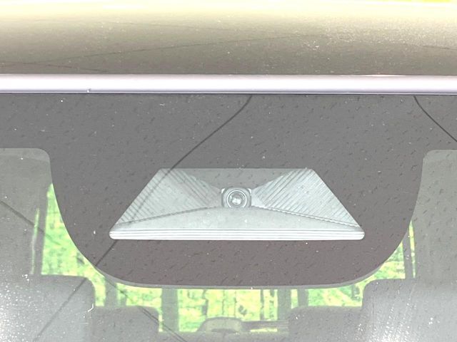 【ホンダセンシング】走行中に前方の車両等を認識し、衝突しそうな時は警報とブレーキで衝突回避と被害軽減をアシスト。より安全にドライブをお楽しみいただけます。