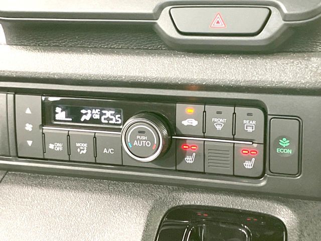 【オートエアコン】一度お好みの温度に設定すれば、車内の温度を検知し風量や温度を自動で調整。暑い…寒い…と何度もスイッチ操作をする必要はありません。快適な車内空間には必須の機能ですね♪