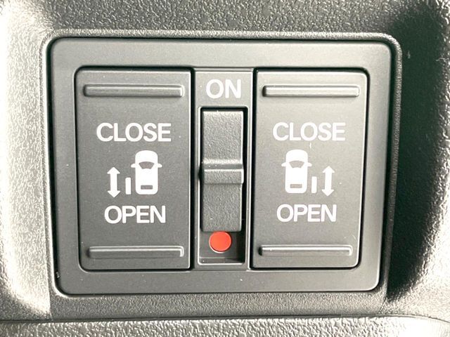 【両側スライドドア】駐車場で隣の車との間隔が狭く乗りにくい時、スライドドアなら安心！ドアオープン時も幅を取らず、開口部が広いので乗り降りがとっても簡単です。大きな荷物の出し入れも後席から可能♪