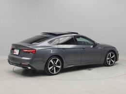 quattro（4WD）で雪道や滑りやすい道路はもちろんのこと日常の運転シーンでも安心と安全、さらにスポーティーなドライビング体験を提供します