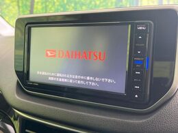 【純正ナビ】人気の純正ナビを装備しております。ナビの使いやすさはもちろん、オーディオ機能も充実！キャンプや旅行はもちろん、通勤や買い物など普段のドライブも楽しくなるはず♪