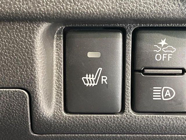 【シートヒーター】寒い日に重宝するシートヒーター！エアコンより早く温まってくれるので寒がりの人も安心ですね♪エアコンの温風は乾燥するから苦手、という方にもをおすすめです。