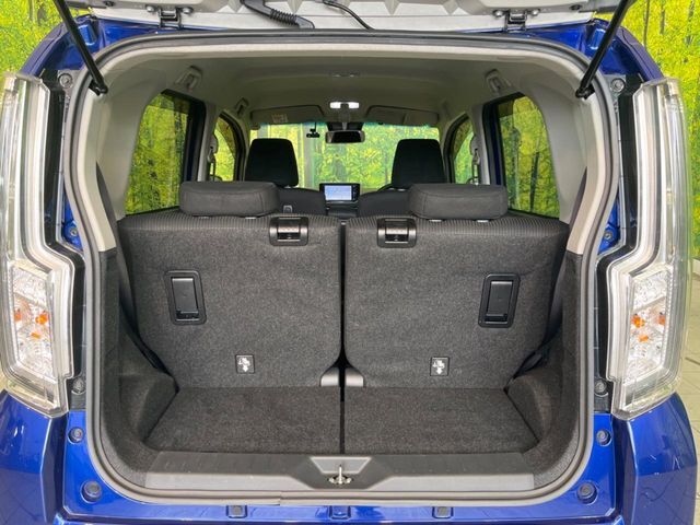 普段のお買い物や通勤、送迎等に十分な荷室スペースを確保しております。セカンドシートを倒すと、大きな荷物の積載も可能です♪