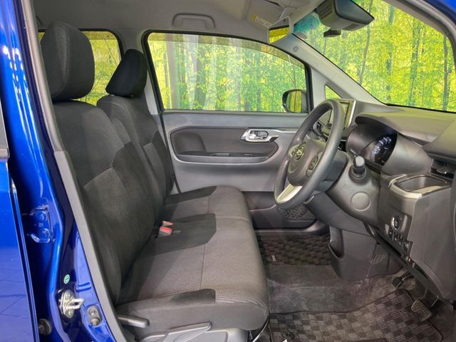 運転席シート廻りは使用感も少なく、良好な状態となっています。前オーナー様が丁寧に使っていたことがよくわかりますね。