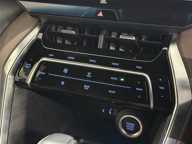 【左右独立オートエアコン】左右独立型、いわゆるデュアルエアコンです。運転席と助手席でそれぞれお好みの温度を設定可能です。