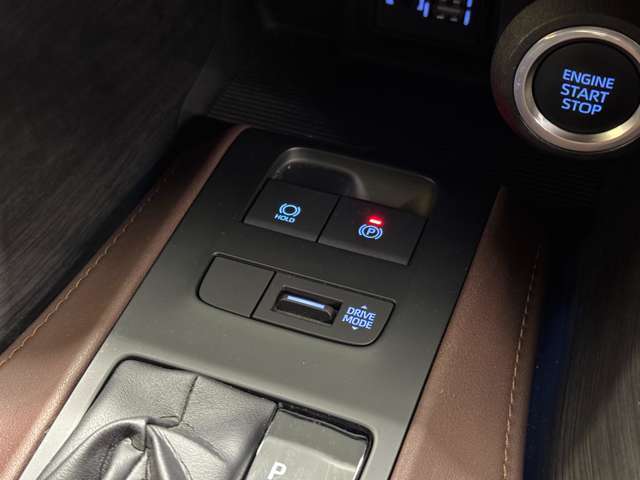 【電動パーキングブレーキ＆ブレーキホールド】 スイッチを入れると、信号待ち等で停車時、ブレーキを離しても自動でブレーキが効いた状態になり、指先の簡単操作でパーキングブレーキの作動や解除が可能です！！！
