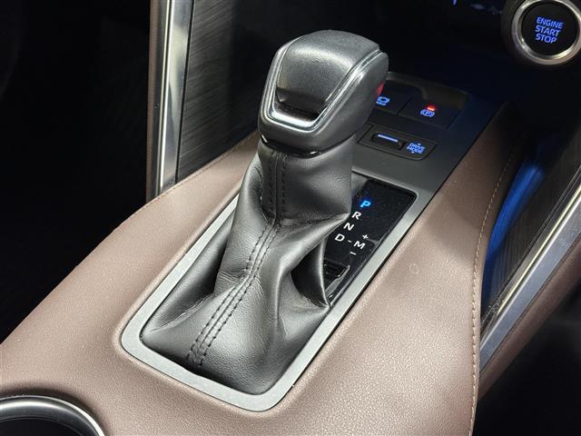 【フロアシフト】ここ最近、再び採用車種が増加しつつあるフロアシフト。直感的な操作性や手に取りやすいレバー位置が特徴です。M/Tモードはスポーティな加速からエンジンブレーキにまで幅広く使えます。