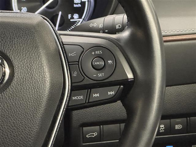 【レーダークルーズコントロール】従来のクルコンの機能に加え、先行車に接近すると、安全な車間距離を保ちながら先行車の車速に合わせ追従するシステム。