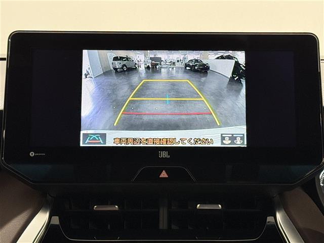【バックカメラ】駐車時に後方がリアルタイム映像で確認できます。大型商業施設や立体駐車場での駐車時や、夜間のバック時に大活躍！運転スキルに関わらず、今や必須となった装備のひとつです！