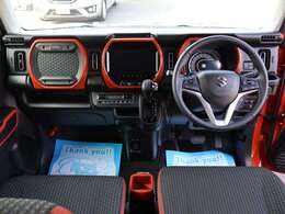 ボディ色に合わせたアクセントでおしゃれな印象。メーター部分、インパネ部分、助手席前方の3つの楕円状の枠が統一感がありおしゃれ上級者を演出。