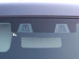 前方の車両等障害物を認識し、追突の危険性が高まったら音や警告灯などで警告し、さらに危険性が高まると自動的にブレーキが作動して衝突回避と被害軽減をアシスト。