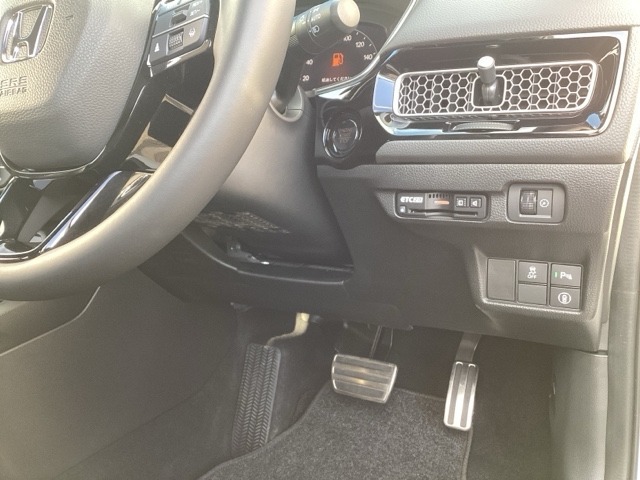 自社整備工場で点検整備をおこなってからお渡ししています。車検が残っている場合は『12ヶ月点検整備』を、車検整備付きの場合は『車検整備』をおこないます。整備費用は車両本体価格に含まれています。