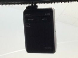 もしもの衝突の時、あなたの走行状態をしっかりと記録するドライブレコーダーも付いているので、万が一の時にも安心です。