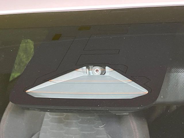 【トヨタセーフティセンス】走行中に前方の車両等を認識し、衝突しそうな時は警報とブレーキで衝突回避と被害軽減をアシスト。より安全にドライブをお楽しみいただけます。