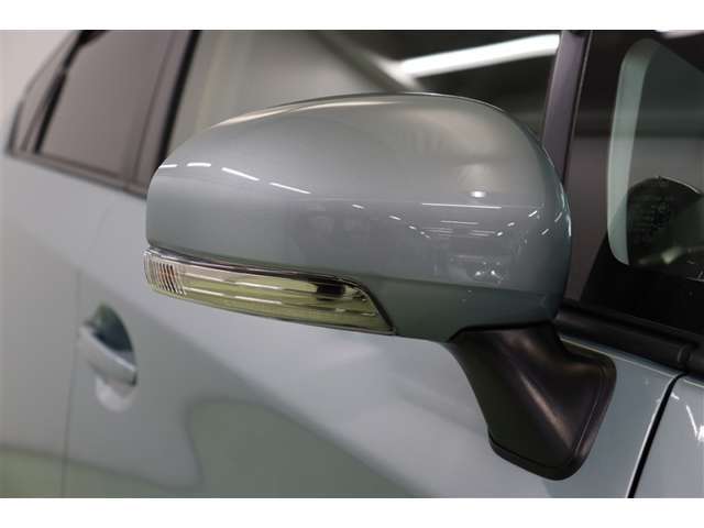 ウインカーミラーはお洒落なだけでなく、対向車や歩行者からの視認性が良く安全性が向上し、事故防止にもつながります。