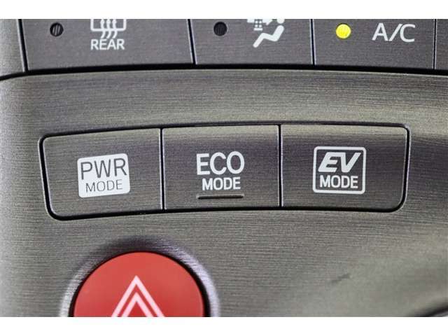 パワフルな走行が楽しめる「PWR」、燃費をより向上させる「ECO」、気分や走行状況に合わせて動力の切替えが出来ます。EVモードはモーターのみで動くので、夜間などの静かに走行したい時に便利です。