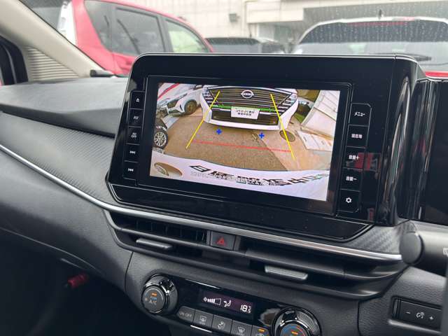 リバースギア連動の「バックビューカメラ」を装備、駐車などの際も安心です。