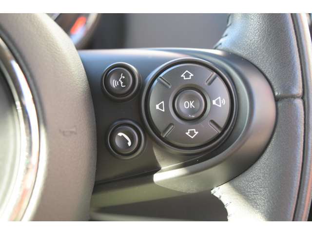 右側は音量調整やチャンネル切り替えや受話器としても使えます！