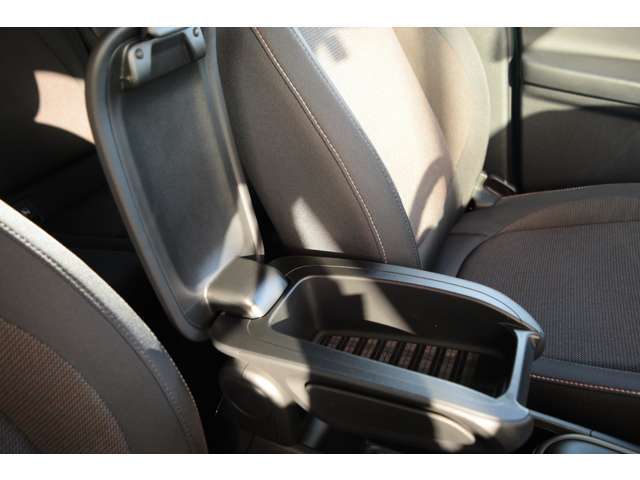 アームレスト装備：隣の方と仲良く使ってください！