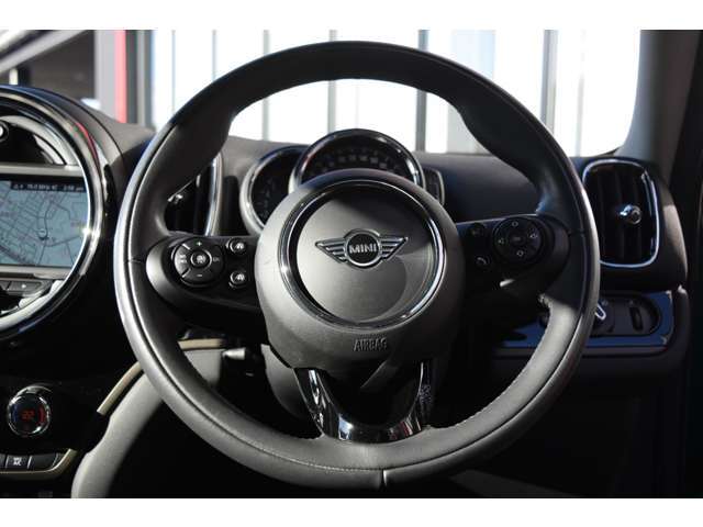 マルチファンクションステアリング装備・オーディオ操作もステアリングを離さず操作できます！！