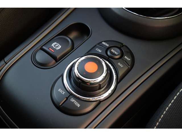 ナビシステムの操作はこのコントローラーを使います！スタッフも普段同じものを使っておりますので操作説明はお任せ下さい！