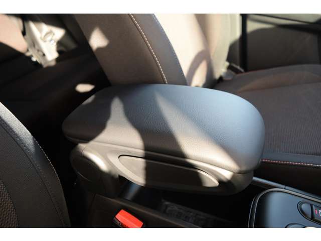 アームレスト装備：隣の方と仲良く使ってください！