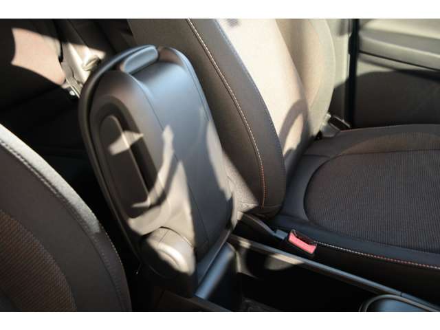 アームレスト装備：隣の方と仲良く使ってください！