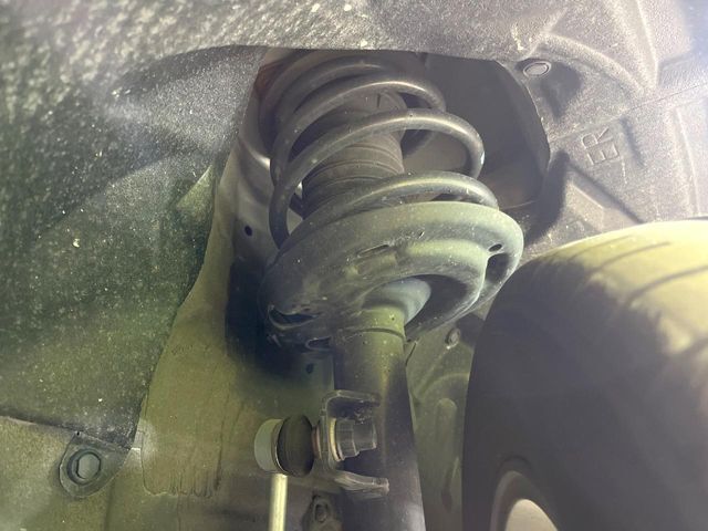 お車を安心してお乗りいただく為には、足回りの定期点検が欠かせません。サービスサポート（有償保証）では無料点検もご提供しており、安心のカーライフをお過ごしいただけるサポート体制が整っています。