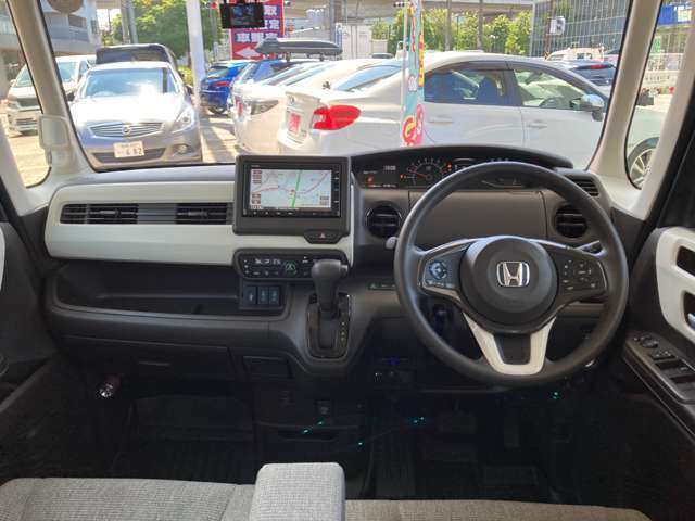操作性に優れた運転席となります！小物入れや各ボタンの配置にこだわり、使いやすいです！座り心地もよく視認性も良好なのでロングドライブもお任せ下さい