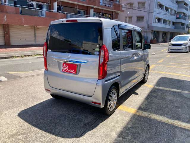 スポーティ・スタイリッシュな印象を放つ、大型テールゲートスポイラー