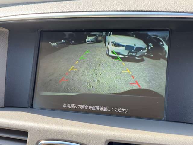 【カラーバックモニター】を装備しております。リアの映像がカラーで映し出されますので日々の駐車も安心安全です。