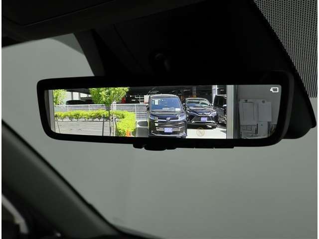デジタルインナーミラー装備！車両後方のカメラの映像をデジタル補正で視認性を向上させてインナーミラー内に表示します♪視界を遮るものがなく、後席に同乗者がいても後方を確認しやすく安心です♪