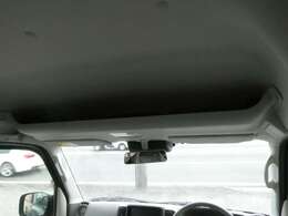 オーバーヘッドシェルフ搭載！A4ファイルや薄型のボックスティッシュも収納可能です♪