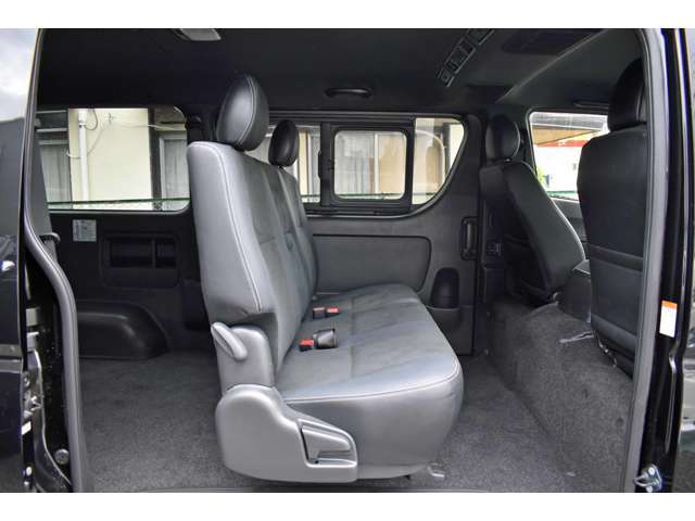 荷室のマットも中古車のほとんどに破れなどの痛みが生じております。当社では常時新品マットを50枚以上在庫しており、状況に応じて新品のマットと交換しております。